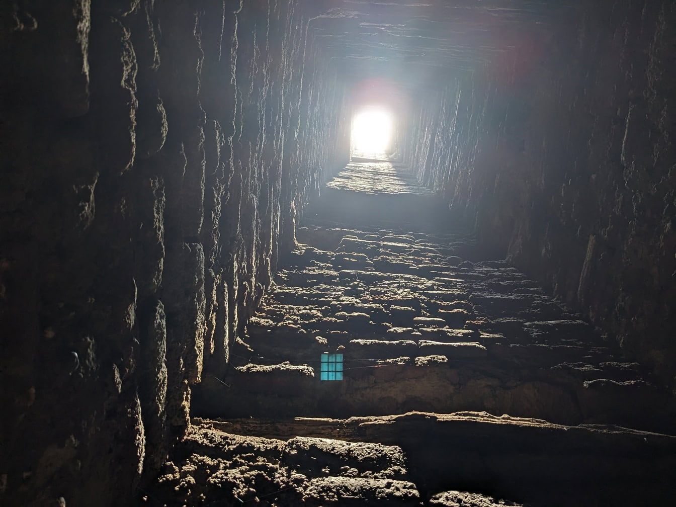 Svjetlost koja sija kroz vrh tunela u srednjovjekovnoj tvrđavi