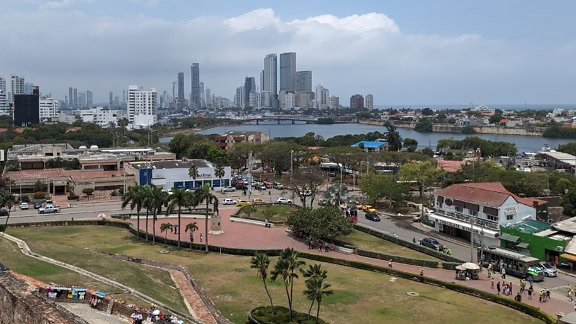 ทิวทัศน์ของเมือง Cartagena จากด้านบนของป้อมปราการยุคกลางของ San Felipe de Barajas ประเทศโคลอมเบีย