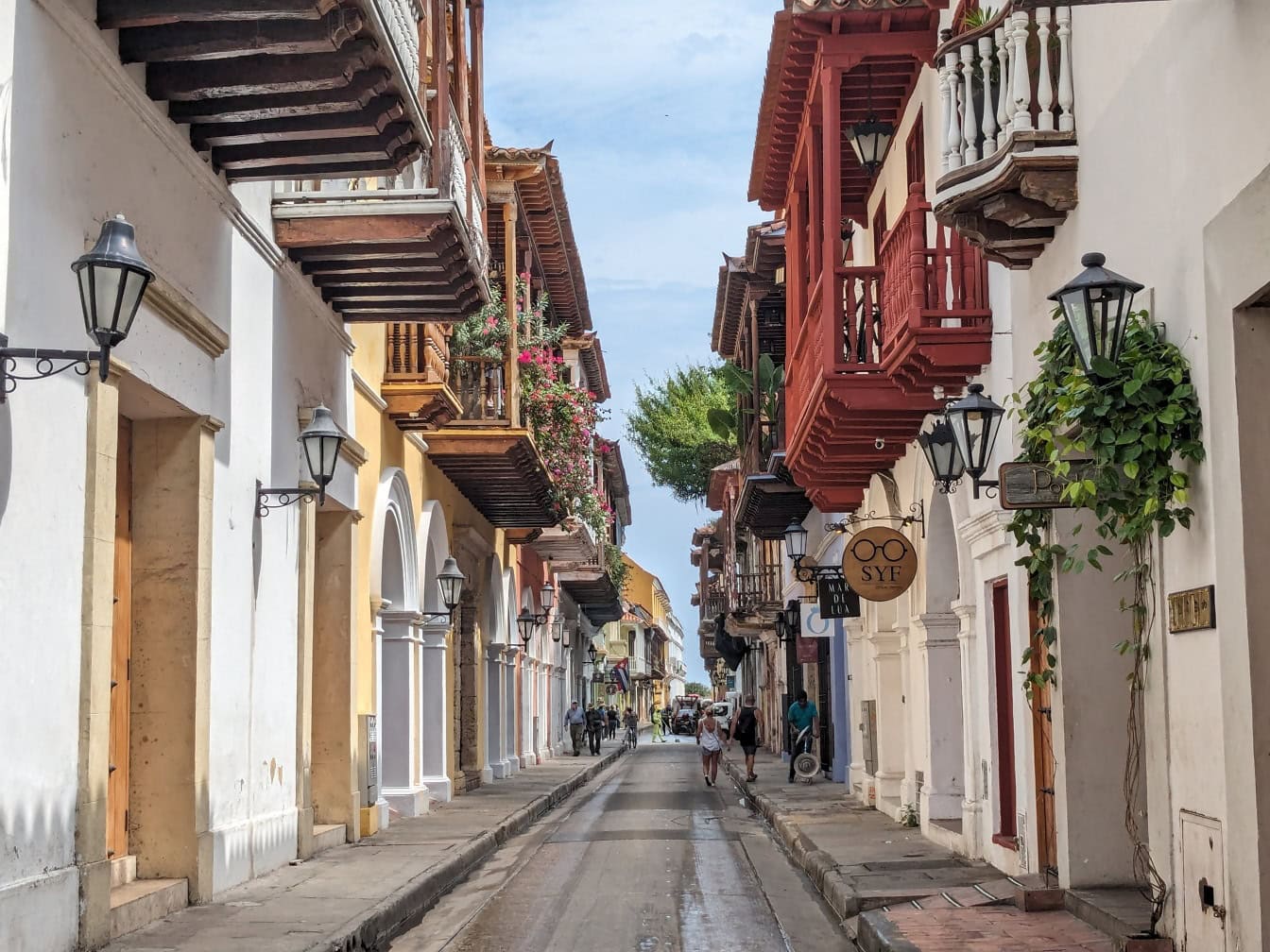 En gade i den gamle del af byen Cartagena i Columbia