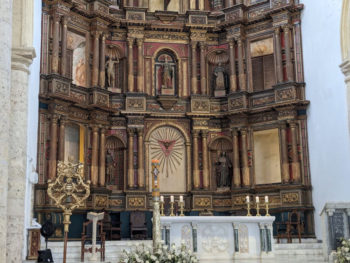 Zdobený kostelní oltář metropolitní katedrály, baziliky svaté Kateřiny Alexandrijské, známé jako katedrála v Cartageně de Indias v Kolumbii
