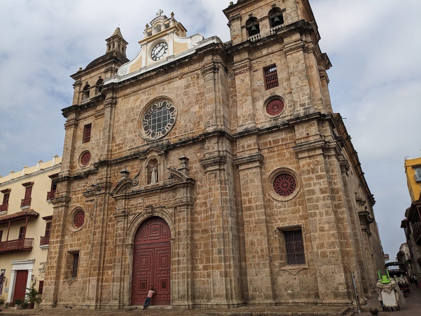 Kirken San Pedro Claver i Cartagena i spansk kolonial arkitektonisk stil med en klokke på forsiden