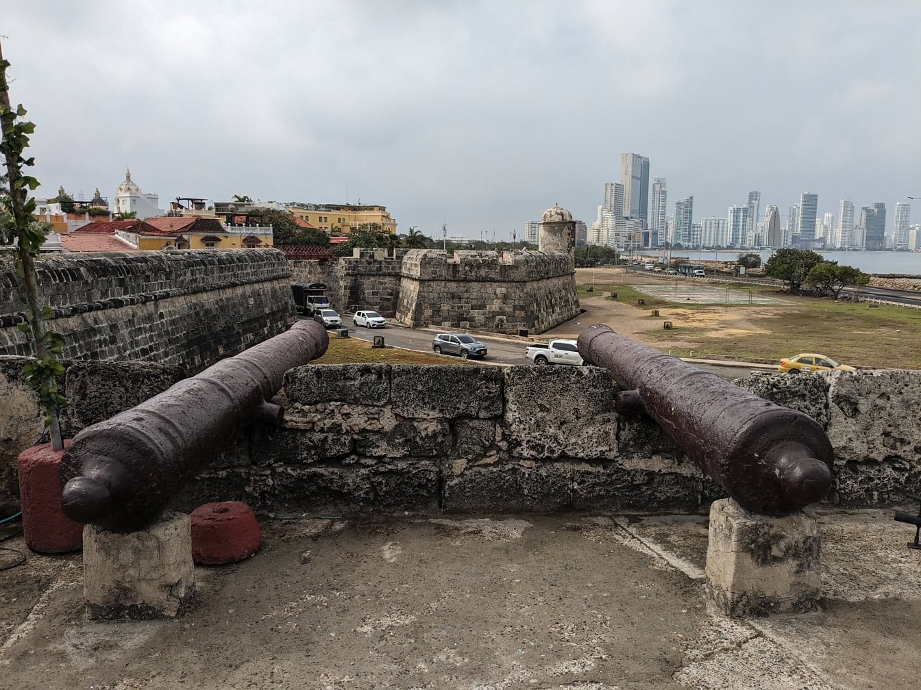 哥伦比亚卡塔赫纳圣费利佩·德·巴拉哈斯（San Felipe de Barajas）中世纪堡垒顶部的一堵石墙，上面有两门大炮