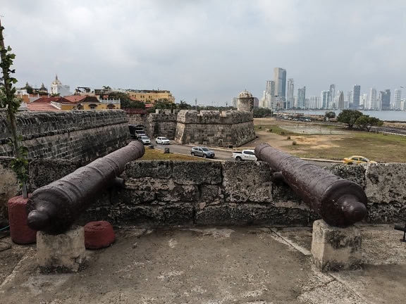Eine Steinmauer mit zwei Kanonen auf der mittelalterlichen Festung San Felipe de Barajas in Cartagena, Kolumbien