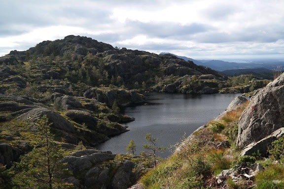 Vysokohorské jezero obklopené skalnatými kopci