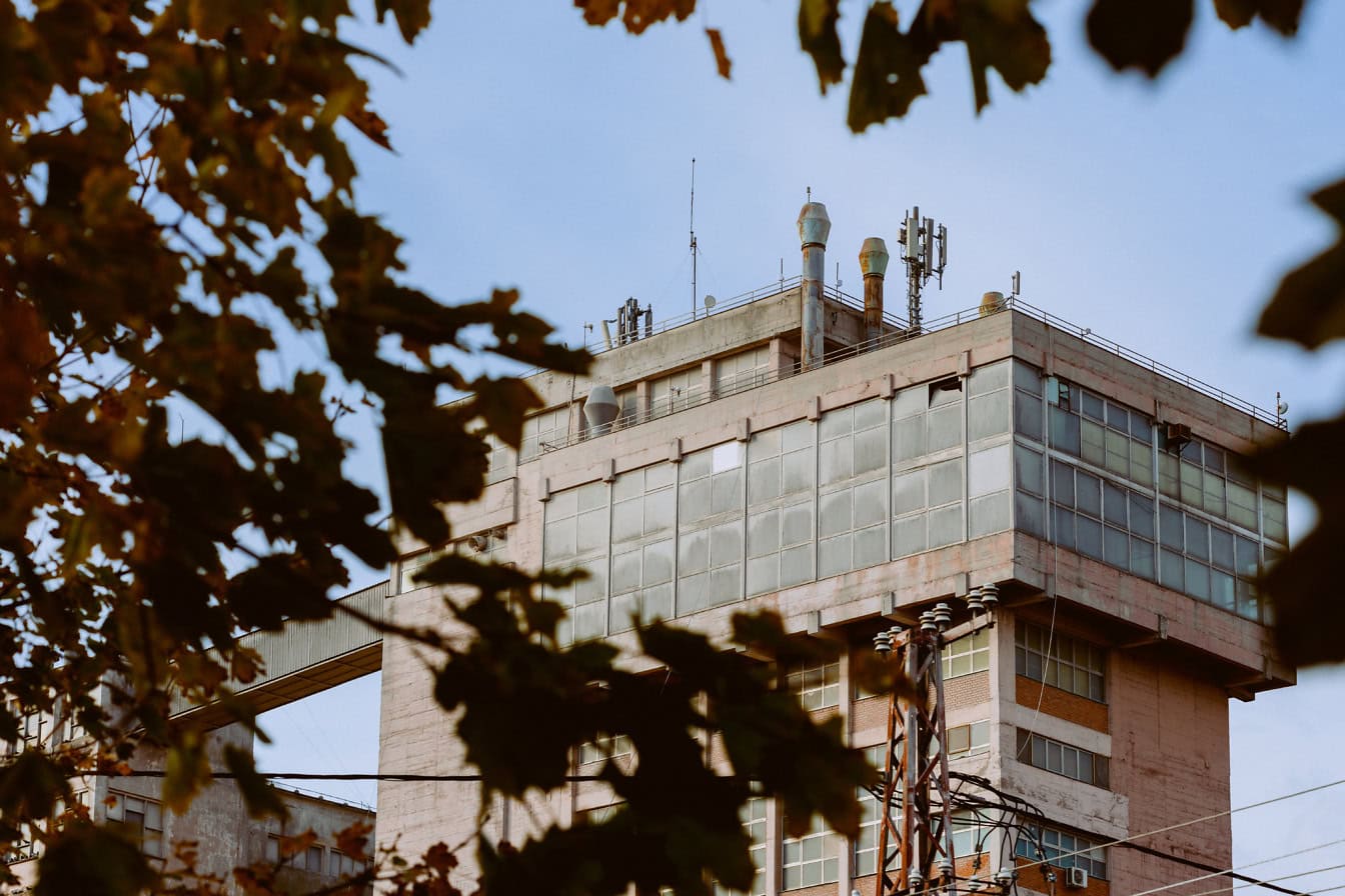 Промышленное здание в коммунистическом архитектурном стиле с множеством окон