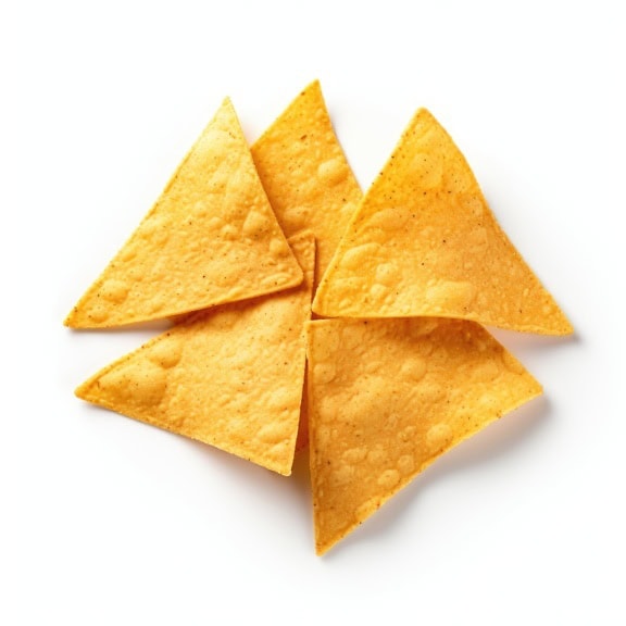 Nahaufnahme von leckeren Tortilla-Chips auf weißem Hintergrund