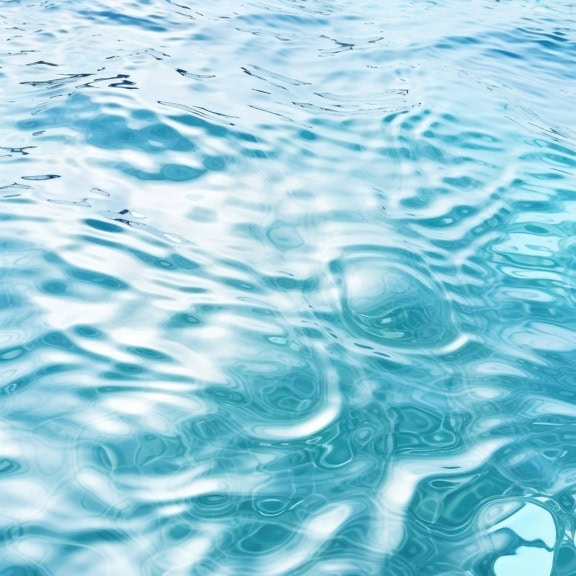 Gros plan d’une surface d’eau bleu turquoise avec ondulation des vagues