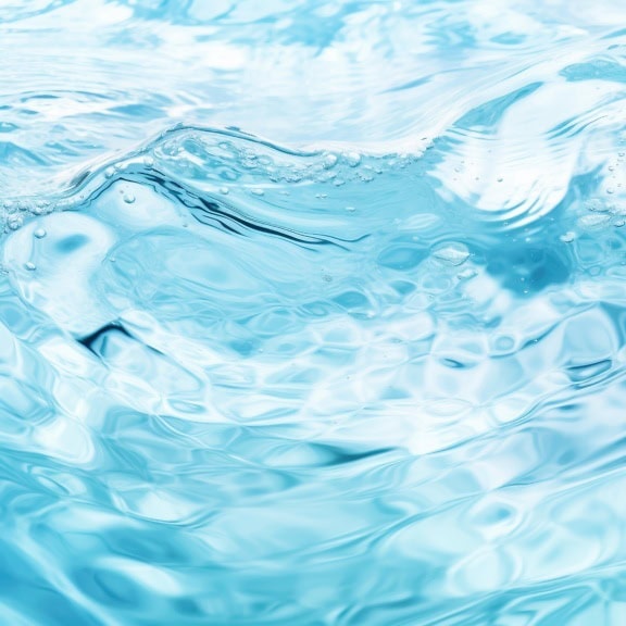 Kristalhelder azuurblauw water met golven