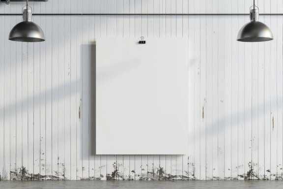 Grafisch malplaatje met zuivere witte affiche op een witte houten muur