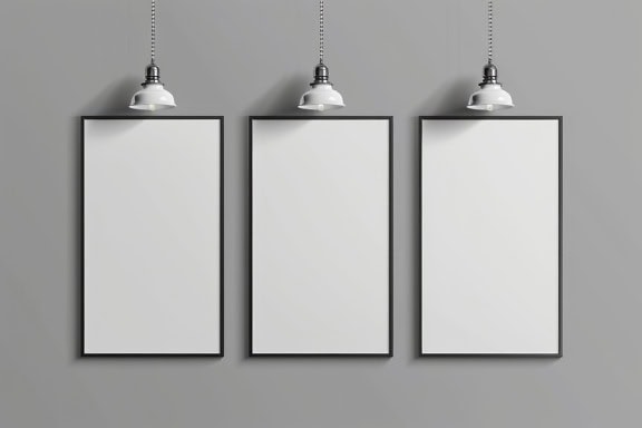 Šablona se třemi prázdnými bílými plakáty s rámečky a lampami nad nimi
