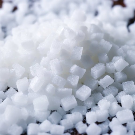 Крупный план кучи кубиков белого сахара