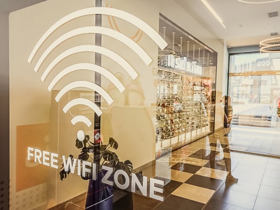 购物中心玻璃上的免费Wi-Fi区标志
