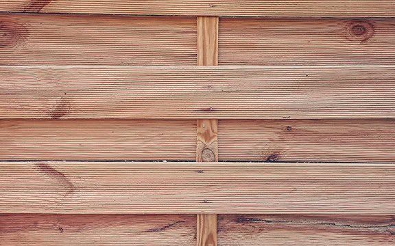 Деревянная панель в стиле рустик из тонких дубовых досок с сучками