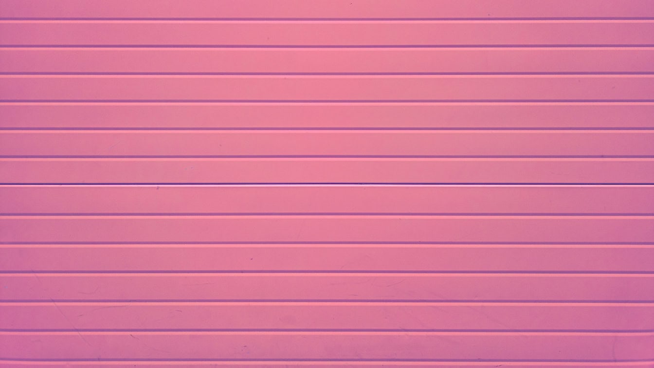 Pink-lilla vægpanel med vandrette linjer fra træplanker