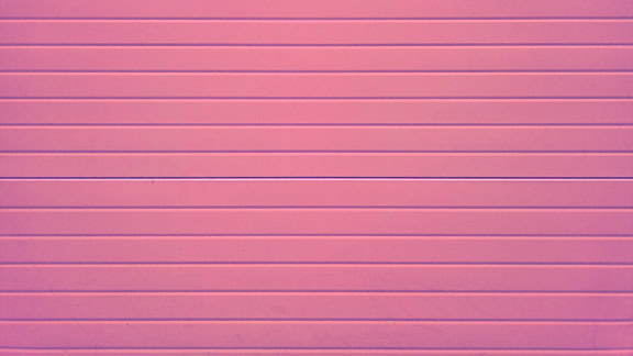 Panel dinding merah muda-keunguan dengan garis horizontal dari papan kayu