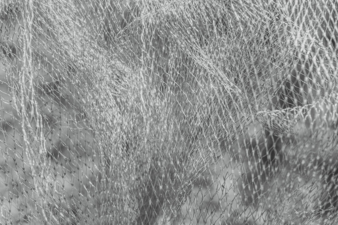 Una trama in bianco e nero di rete di nylon in cloruro di polivinile