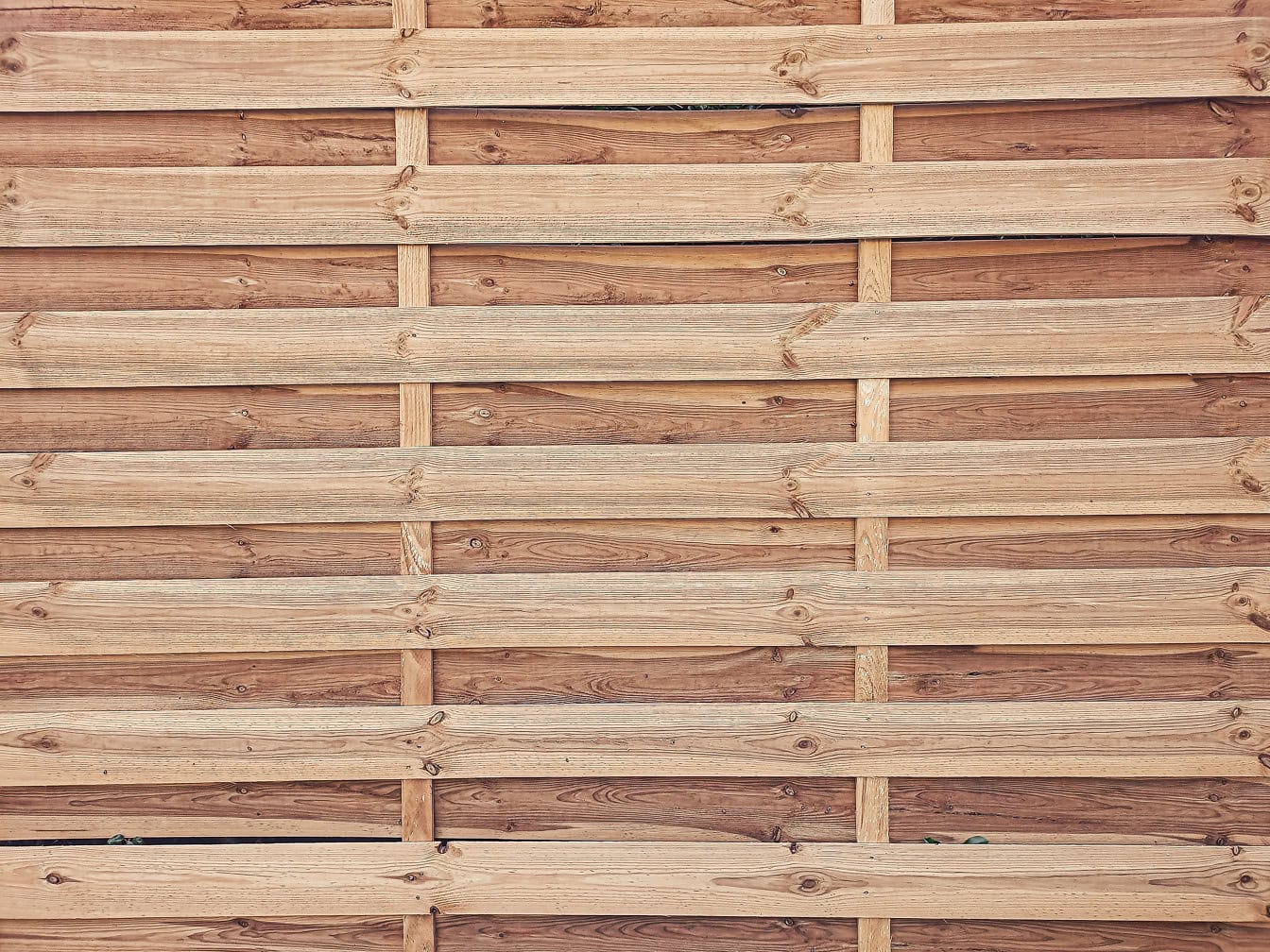 Textura da placa rústica do painel de madeira feita de ripas de pinho finas empilhadas horizontalmente