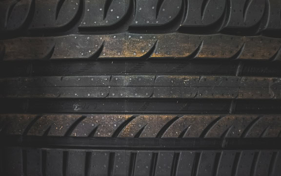 천연 라텍스 고무와 재활용 고무의 혼합물로 만든 수평선이 있는 새 타이어의 질감