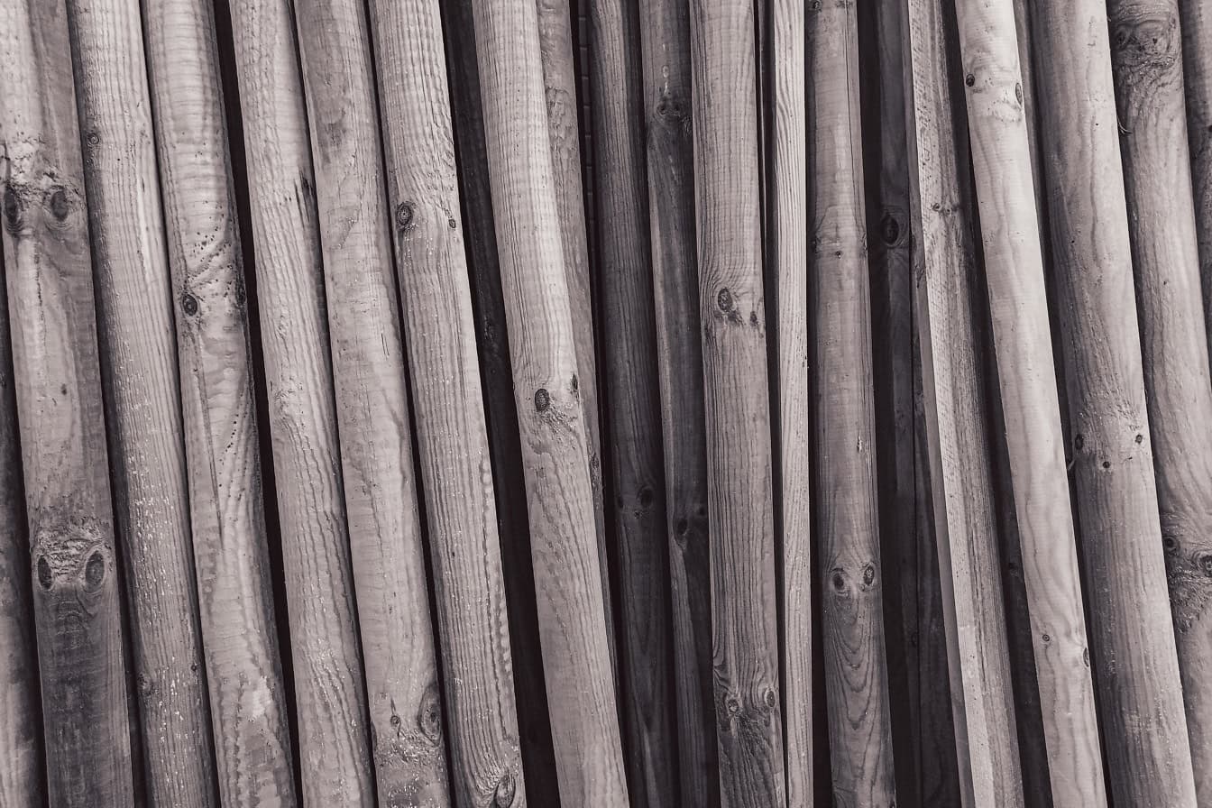 Mustavalkoinen pystysuoraan pinottujen maalaismaisten puukahvojen rakenne