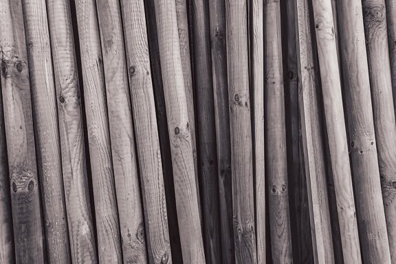 Zwart-witte textuur van verticaal gestapelde rustieke houten handvatten