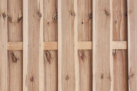 Tekstur trepanel laget av vertikalt stablede tynne trelister med knuter