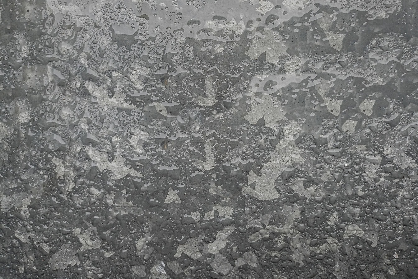 Texture de la surface de la tôle galvanisée avec des gouttes de pluie dessus