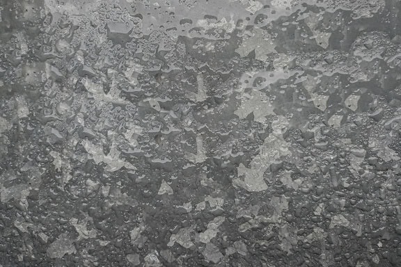 Textuur van het oppervlak van gegalvaniseerde plaat met regendruppels erop