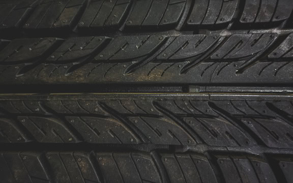 Textura zbrusu nové pneumatiky vyrobené z recyklované gumy