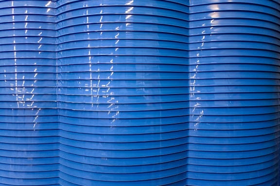 Текстура сияющей синей пластиковой поверхности с изогнутыми линиями