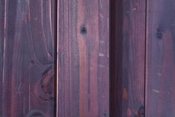 Vertikalt stablede treplanker malt lilla