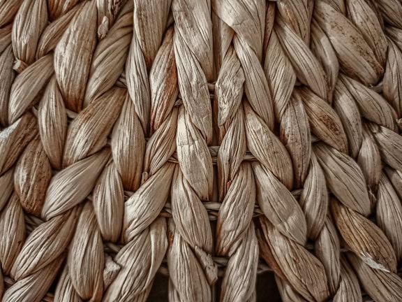 Gruba tekstura suhih vlakana rustikalne pletene košare, ručno izrađenog pletenog materijala