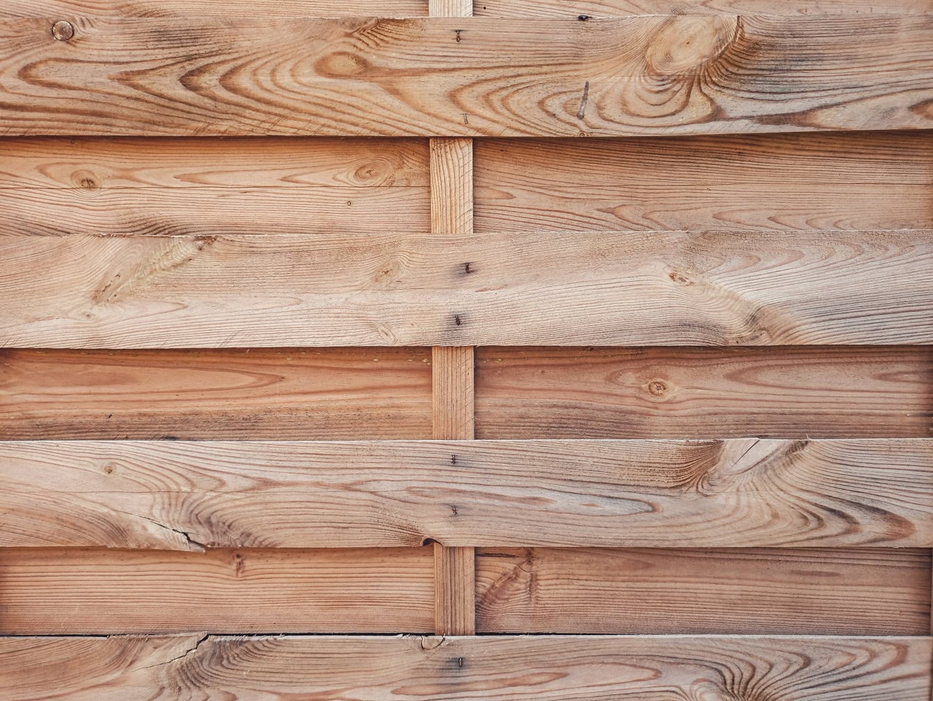 Textuur van een houten plank gemaakt van dunne hardhouten latten die horizontaal met knopen op planken worden gestapeld