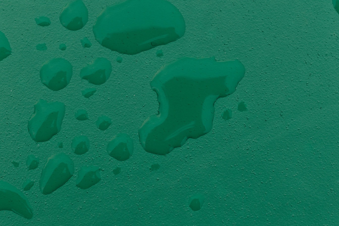 Textura suprafeței verde închis cu picături de apă