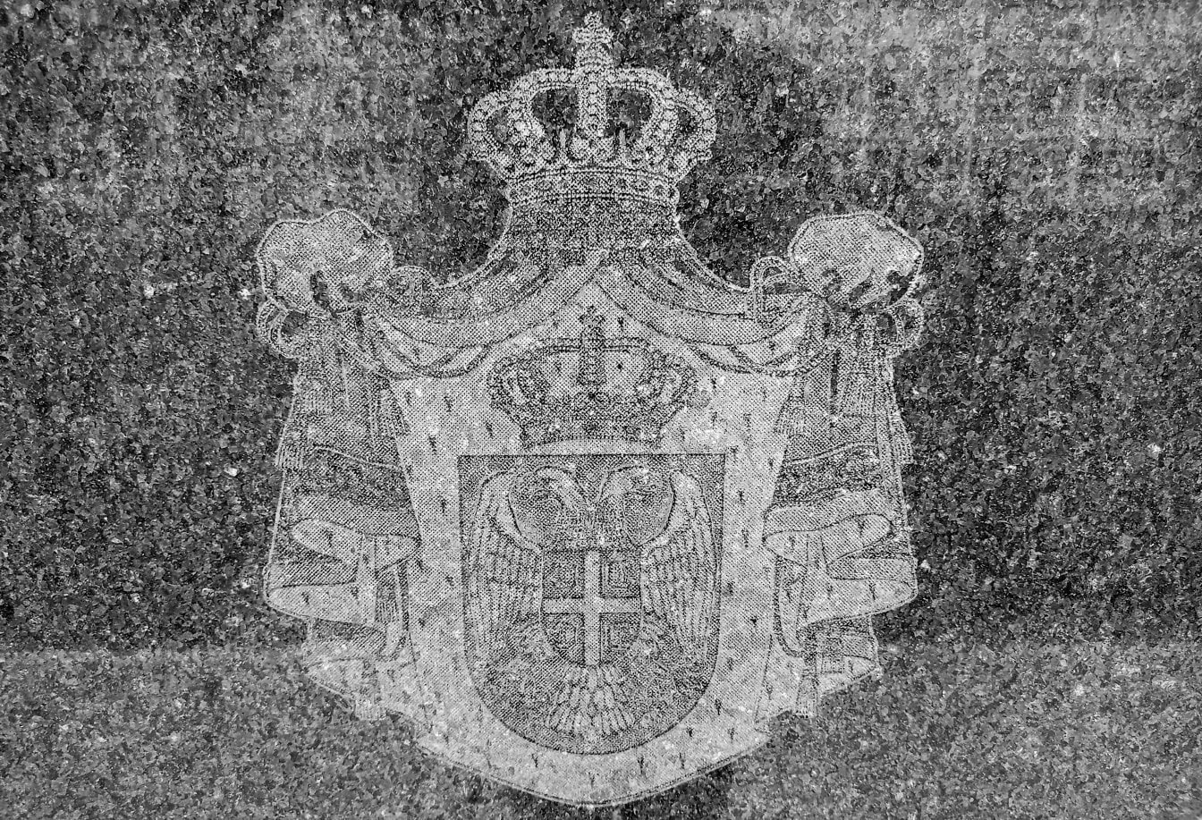 Zwart-wit beeld van het wapenschild van Servië met een kroon en tweekoppige witte adelaars