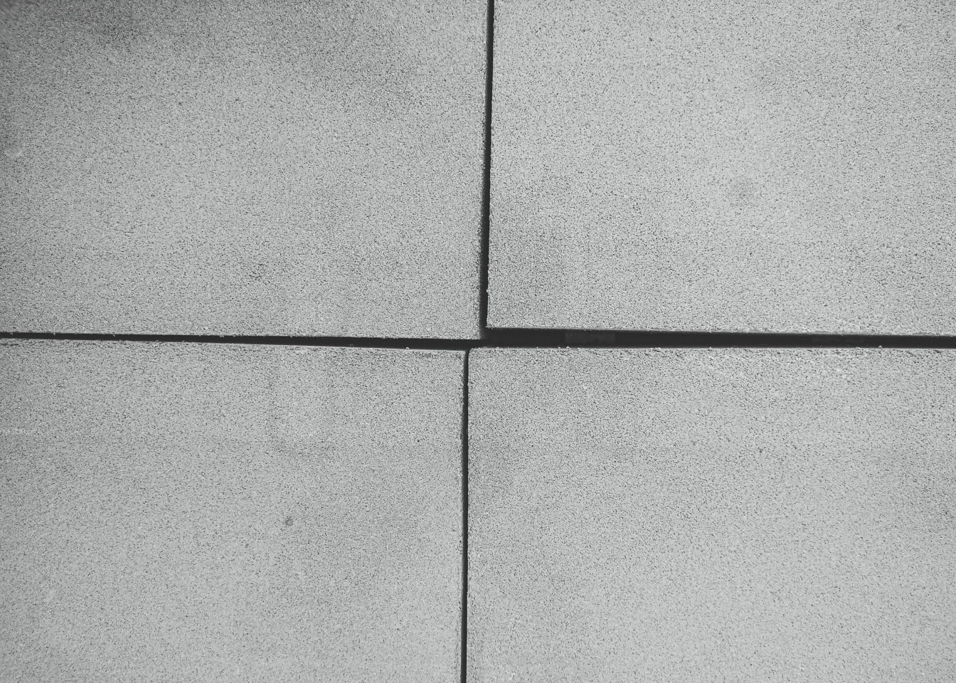 Dört beton bloğun siyah beyaz dokusu
