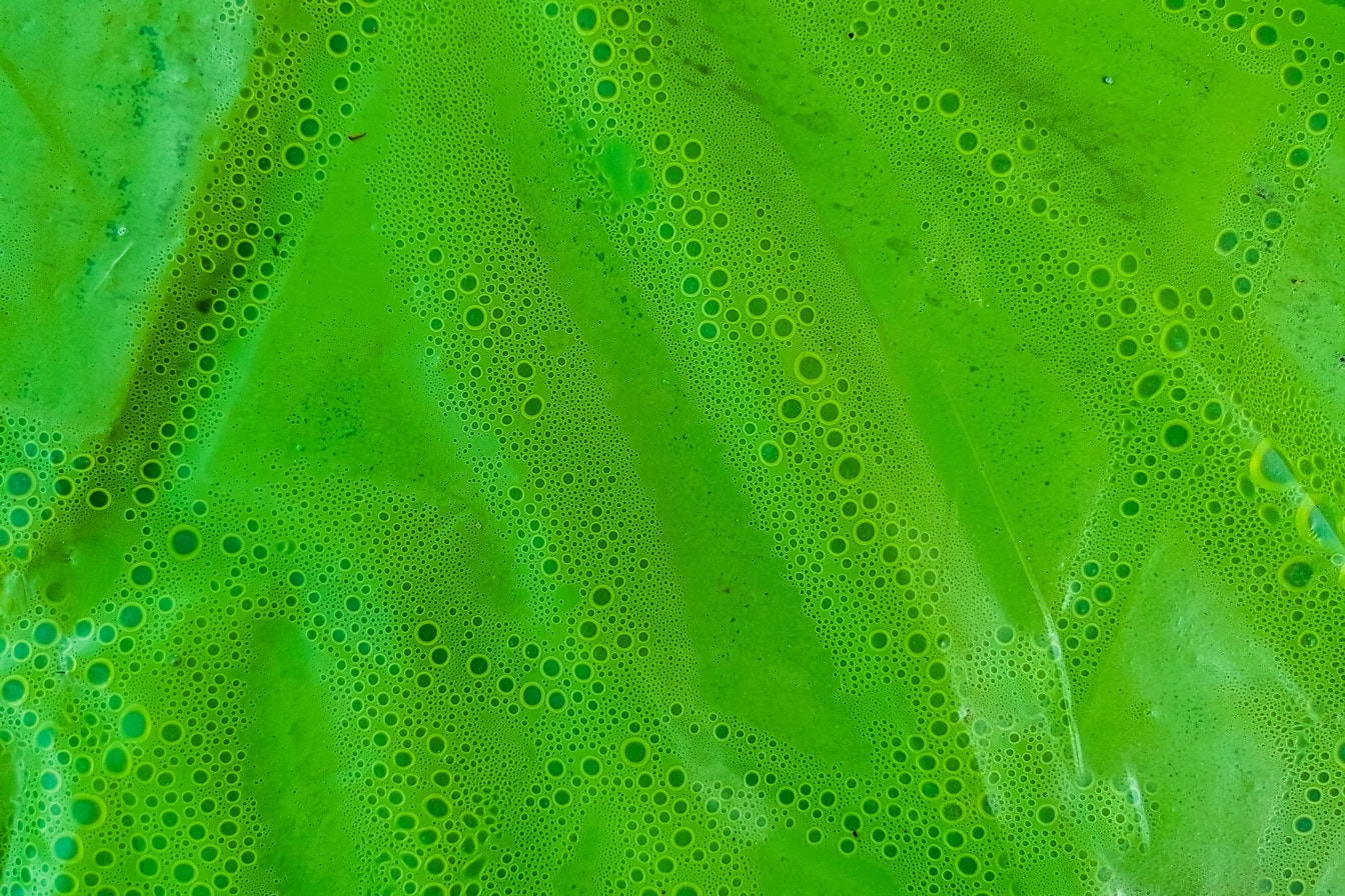 Texture d’une enveloppe en nylon verdâtre non transparent avec des bulles en dessous
