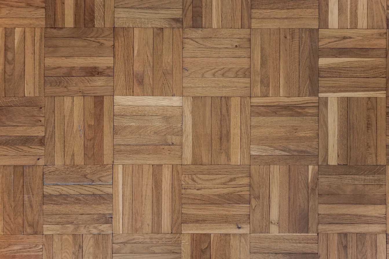 Текстурата на дъбов паркет на пода, изработена от малки парчета, подредени в квадрати