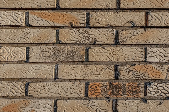 Текстура на мръсна тухлена стена, изработена от хоризонтално подредени жълтеникави фасадни тухли