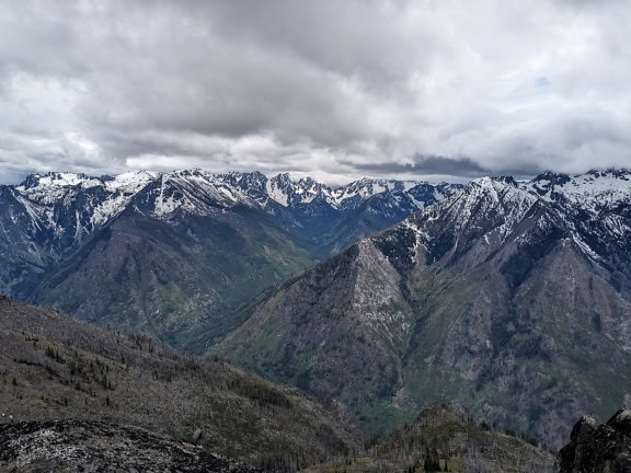 Amerika Birleşik Devletleri’nin Washington eyaletinde bulunan Icicle Ridge Dağı zirvesine sahip dağ silsilesi