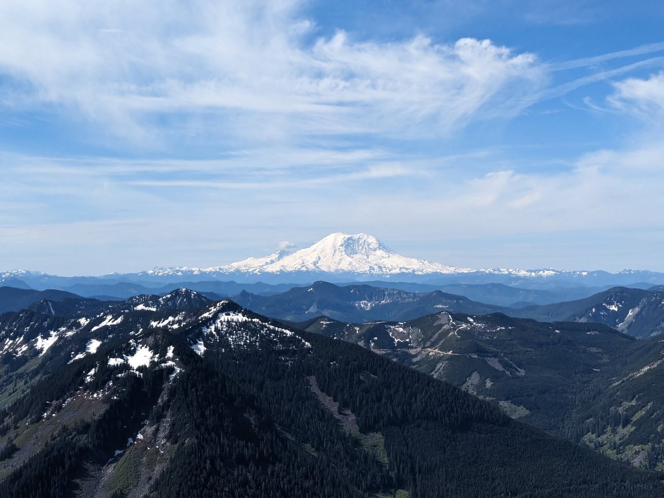 Krajina hory Rainier s aktivní sopkou se zasněženým vrcholem v národním parku Washington