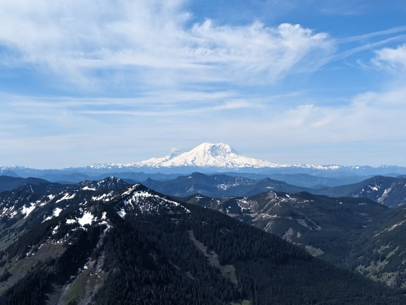 Пейзаж на планината Рение с активен вулкан със снежен връх в националния парк на Вашингтон