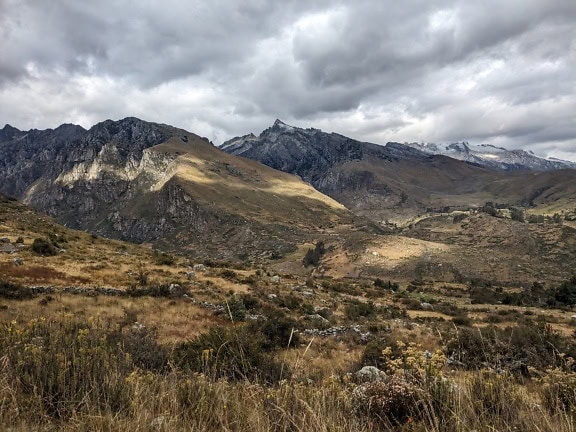 Paisagem de um vale com montanhas no fundo no parque natural do Peru
