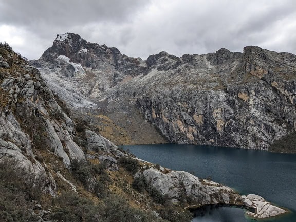 Lago di Churup circondato da montagne nel parco nazionale vicino alla città di Huaraz nella regione di Áncash in Perù