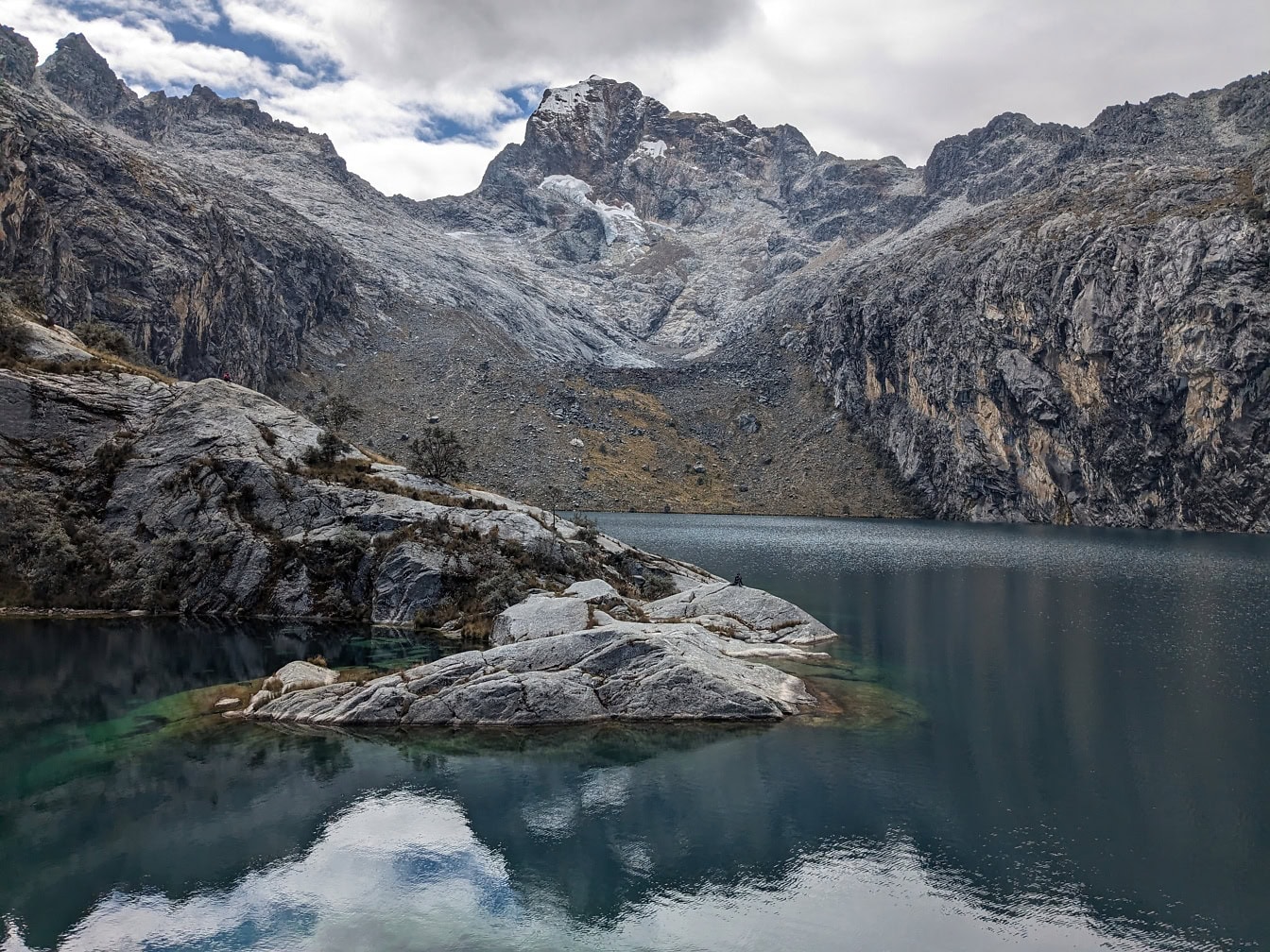 Danau Churup atau Tsurup dekat Huaraz di pegunungan Cordillera Blanca di wilayah Ancash di Andes Peru