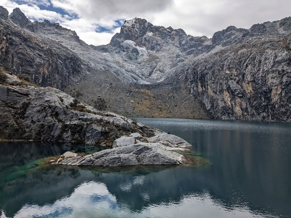 ペルーのアンデス山脈のアンカシュ地方にあるコルディレラブランカ山脈のワラス近くのチュラップまたはツラップ湖