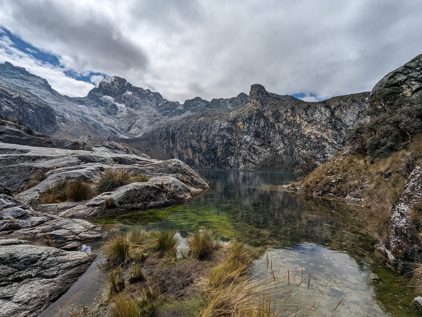 Paisagem de um lago Churup e picos nevados na montanha no parque natural nos Andes perto de Huaraz no Peru, uma vista panorâmica da América Latina