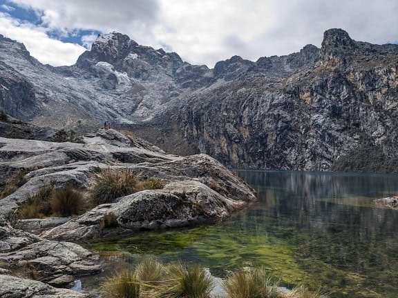 Churup-See mit kristallklarem Wasser in den Anden bei Huaraz in Peru, einer Hochlandlandschaft Lateinamerikas