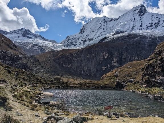 라틴 아메리카 Ancash 지역의 페루 국립 공원에있는 산으로 둘러싸인 콘수엘로 호수