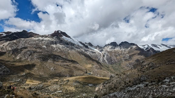 Vista panoramica della catena montuosa con la neve in cima alle cime delle montagne