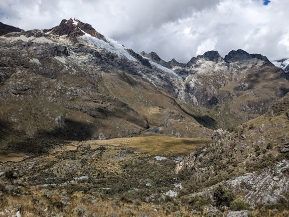 Landskap av bergskedjan i Peru med snö på toppen